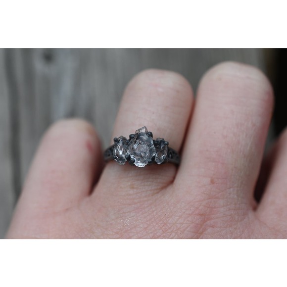 alternative raw diamond engagement rings, raw crystal ring, round or oval cut - Picture 1 of 5